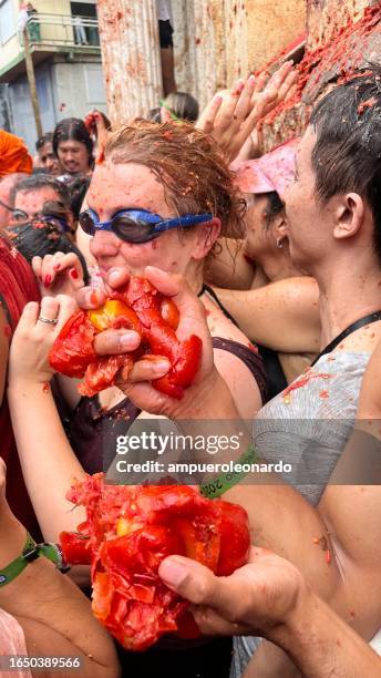 la tomatina festival in buñol, valencia, spain - tomatina fotografías e imágenes de stock