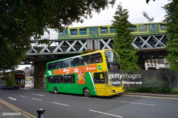 beresford place a dublino con ferrovia sopraelevata - dublin bus foto e immagini stock