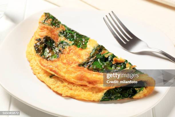 omelette con espinacas - espinaca fotografías e imágenes de stock