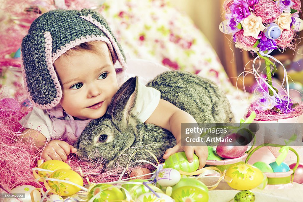 Joli bébé avec lapin de Pâques