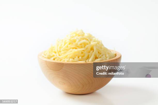 tazón de madera con quesos rallados - parmesan fotografías e imágenes de stock