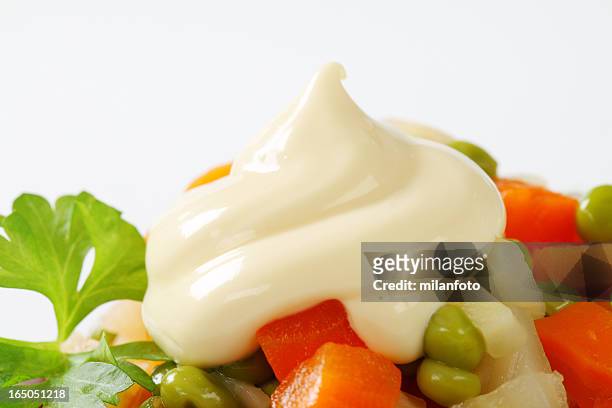 salat mit mayonnaise aus gemüse-mix - mayonnaise stock-fotos und bilder