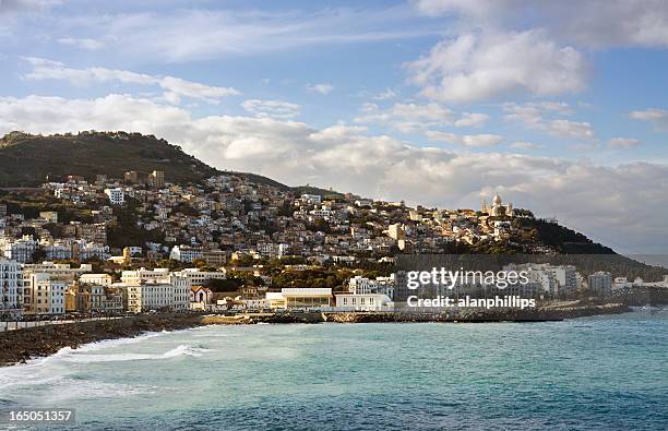 vista della costa di algeri di fronte baia - algeri foto e immagini stock