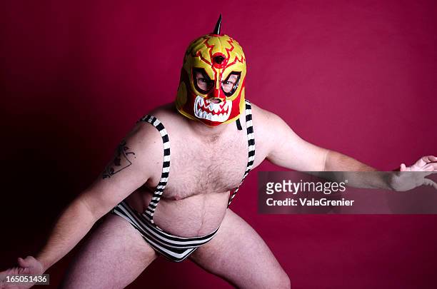uomo in posa con maschera di ferro e un unico pezzo. - wrestling foto e immagini stock