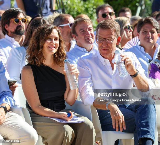 The president of the Community of Madrid, Isabel Diaz Ayuso, and the president of the PP, Alberto Nuñez Feijoo, with a bottle of water during an...