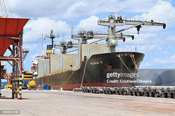 Michalis K em processo de descarregamento no Porto do Itaqui. Michalis K foi desmantelado em Dezembro de 2011, sete meses após essa foto na cidade de...