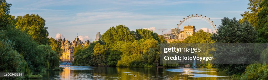 Londoner Sonnenuntergangslicht auf Whitehall ruhiges Seestadtbild Panorama