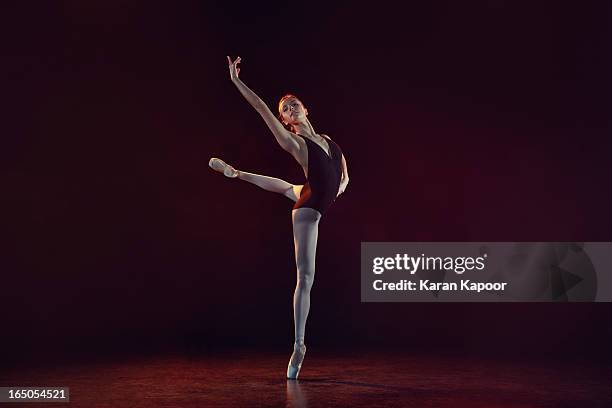 female ballerina - balletdanser stockfoto's en -beelden