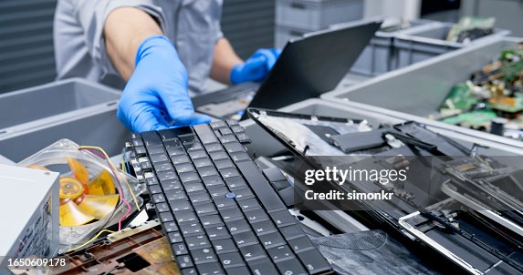ノートパソコンのキーボードを修理する修理工 ノートパソコンのキーボードを修理する修理工