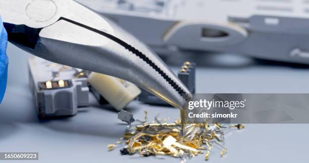 conectores de piezas de ordenador y barras colectoras - desechos electrónicos fotografías e imágenes de stock