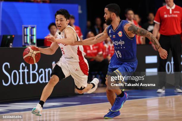 Yuki Kawamura of Japan drives to the basket against Heissler Guillent of Venezueladuring the FIBA Basketball World Cup Classification 17-32 Group O...