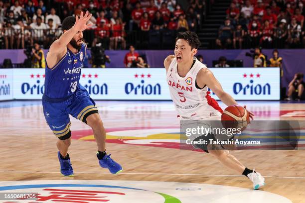 Yuki Kawamura of Japan drives to the basket against Heissler Guillent of Venezuela during the FIBA Basketball World Cup Classification 17-32 Group O...