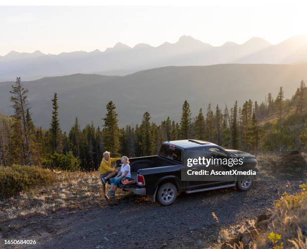 senior couple rest in pick-up truck - pick-up imagens e fotografias de stock