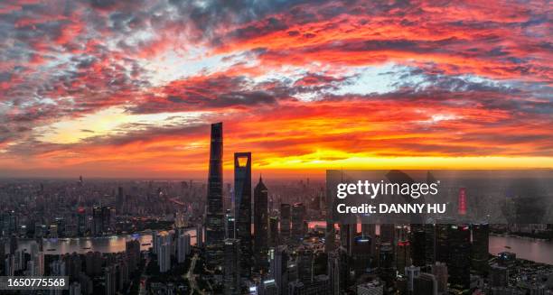 high angle view of shanghai lujiazui district at dusk - the bund photos et images de collection