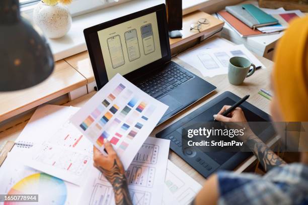 young woman working at her home office - user experience stockfoto's en -beelden