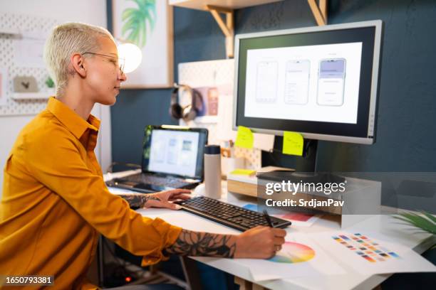 joven que trabaja en su oficina en casa - experiencia del usuario fotografías e imágenes de stock