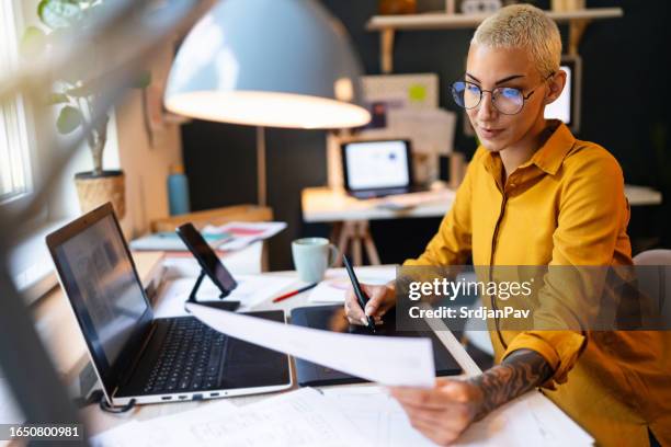 young woman working at her home office - desenhador-gráfico imagens e fotografias de stock