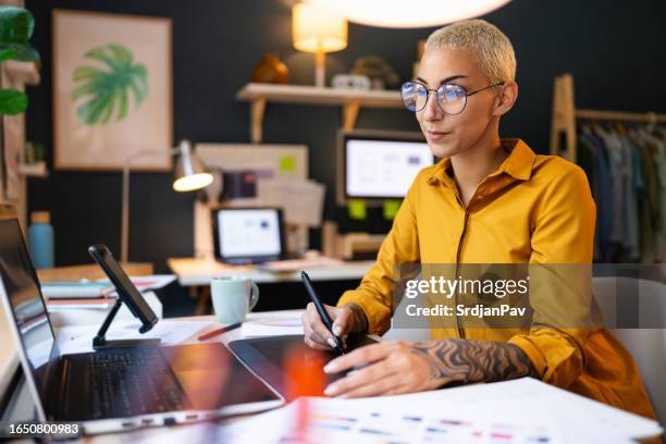 young woman working at her home office - ontwerper stockfoto's en -beelden