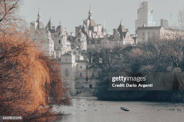 ethereal st. james's park in london uk - entsättigt stock-fotos und bilder