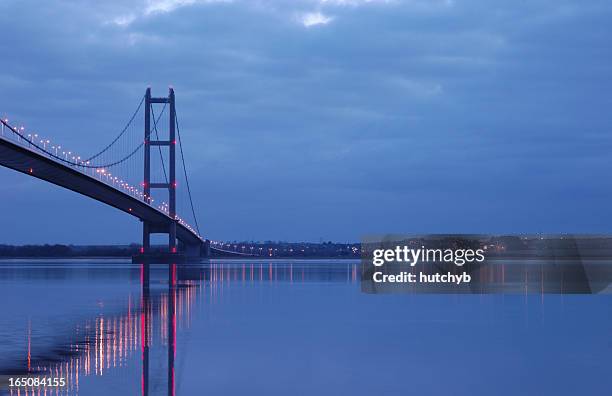 humber bridge at night - humber bridge stockfoto's en -beelden