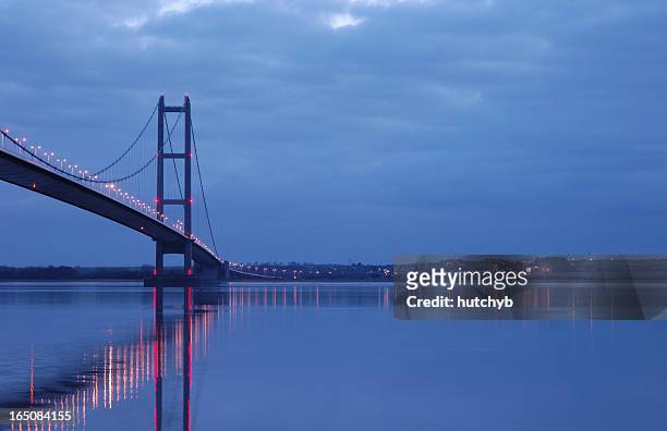 humber bridge at night - humber bridge stock pictures, royalty-free photos & images