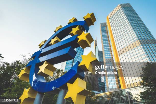 フランクフルトのユーロ通貨記号 - eurogroup ス��トックフォトと画像