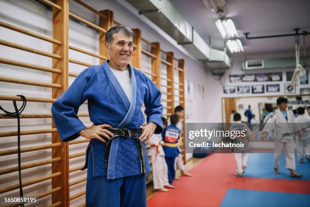 kids having a judo training session - vechtsport stockfoto's en -beelden
