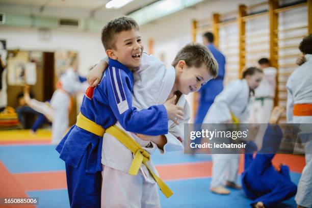 kinder beim judo-training - arts martiaux stock-fotos und bilder