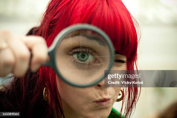 eye spy - vergrootglas stockfoto's en -beelden