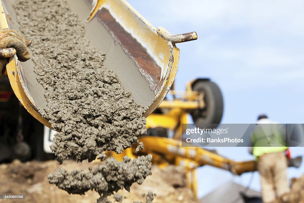 Bauarbeiter Guiding Cement Mixer Truck Trog