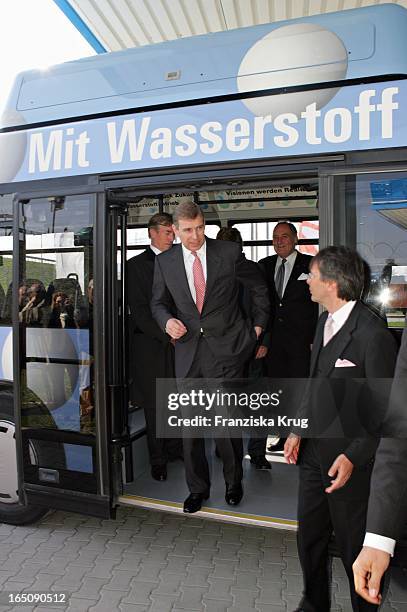 Prinz Andrew Steigt Aus Einem Bus Auf Dem Flughafen In München Am .