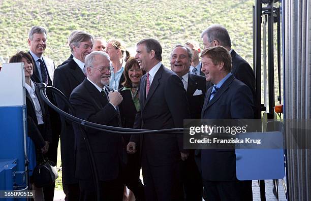 Prinz Andrew Bei Der Betankung Eines Wasserstoff-Fahrzeugs Auf Dem Flughafen In München Am . Hier Mit Dem Bayerischen Staatsminister Otto Wiesheu.