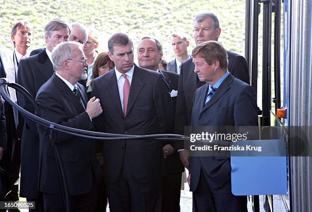 Prinz Andrew Bei Der Betankung Eines Wasserstoff-Fahrzeugs Auf Dem Flughafen In München Am . Hier Mit Dem Bayerischen Staatsminister Otto Wiesheu.