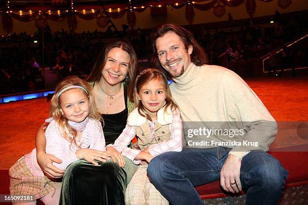 Susanna Wellenbrink Und Peter, Tochter Mia Und Posel Besuchen Das Lilau Gastspiel Im Circus Krone In München .