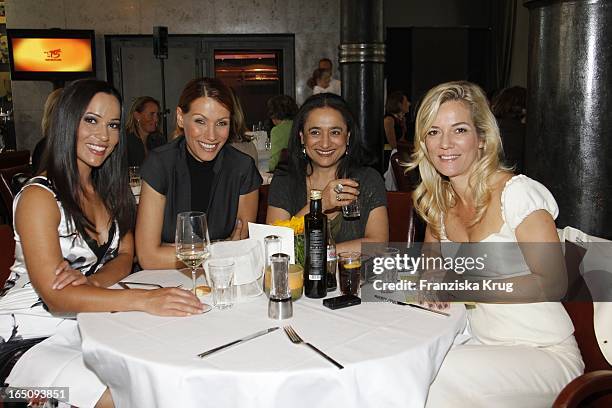 Nandini Mitra, Jasmina Filali Mit Mutter Malika Und Jessica Stockmann Beim Dkms Life Ladies Lunch In Der Bank In Hamburg .