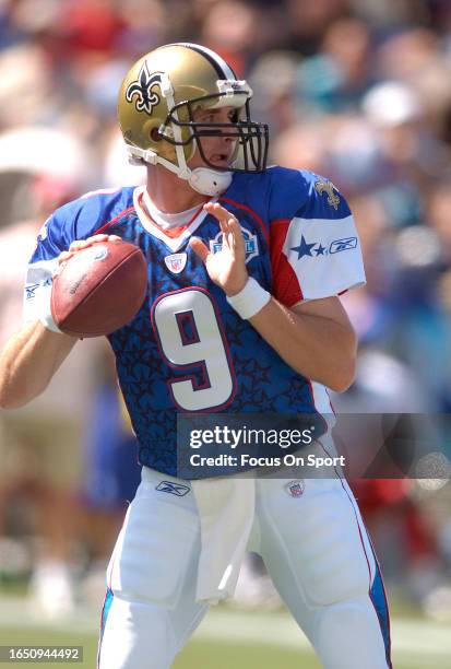 Drew Brees of the NFC drops back to pass against the AFC during the NFL Pro Bowl Game on February 10, 2007 at Aloha Stadium in Honolulu, Hawaii. The...