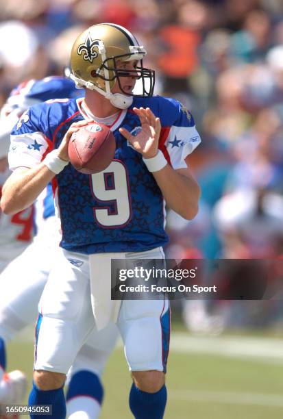 Drew Brees of the NFC drops back to pass against the AFC during the NFL Pro Bowl Game on February 10, 2007 at Aloha Stadium in Honolulu, Hawaii. The...