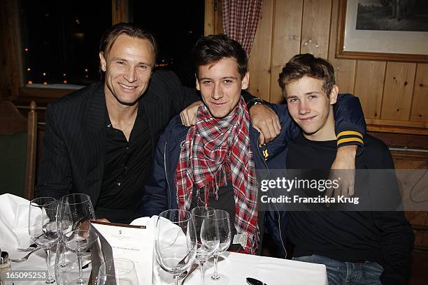 Bernhard Bettermann Mit Seinene Söhnen Tim Und Luca Beim Dinner [Auf Einladung Des Grafen Christian Zu Stolberg-Stolberg] Im Jagdschloss In Kühtai...