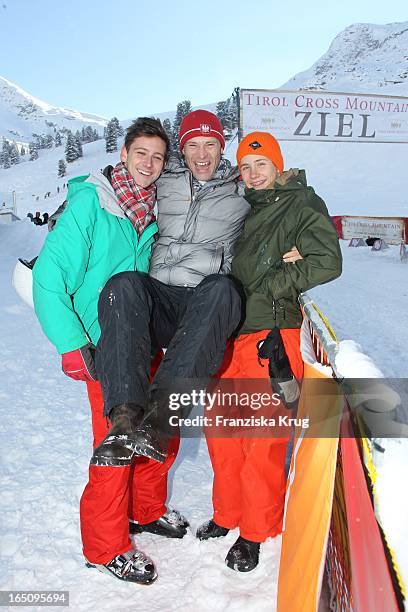 Bernhard Bettermann Und Söhne Tim Und Luca Beim 2. Promi Schlittenhunderennen Tirol Cross Mountain In Kühtai .