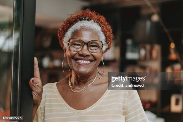 portrait senior woman smiling - brazilian woman stockfoto's en -beelden