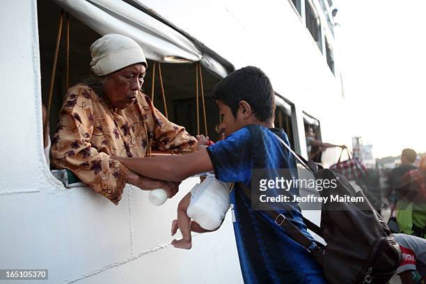 People displaced by continuing armed conflict between the supporters of Philippine Muslim clan Sulu Sultan Jamalul Kiram III and Royal Malaysian...