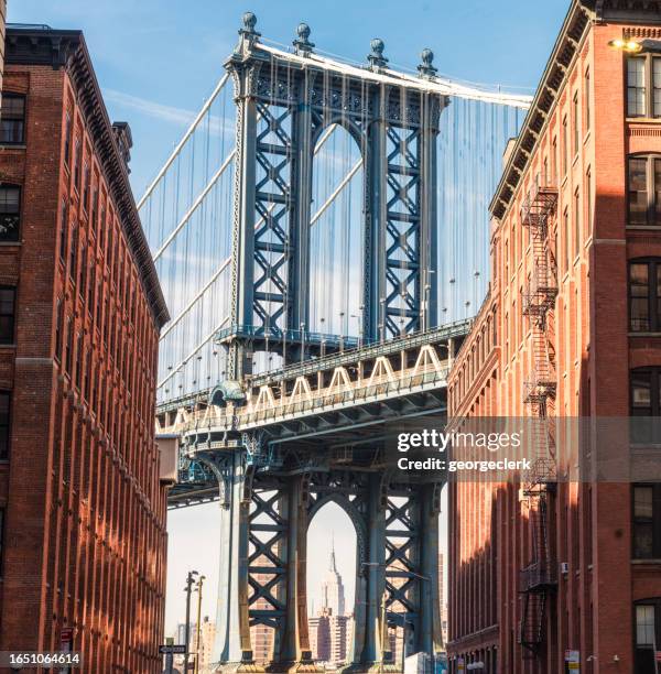 manhattan bridge from dumbo - ponto turístico internacional imagens e fotografias de stock