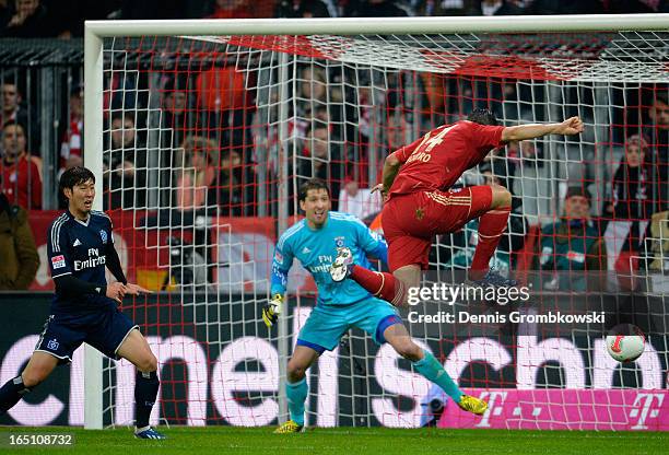 Claudio Pizarro of Bayern Muenchen scores his team's third goal with a header during the Bundesliga match between FC Bayern Muenchen and Hamburger SV...