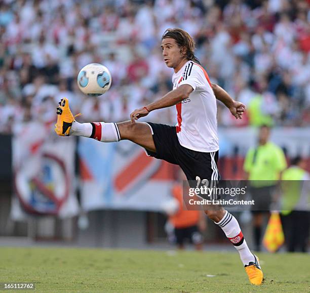 Leonardo Ponzio of River Plate controls the ball during a match between River Plate and Velez as part of the Torneo Final 2013 at the Antonio...