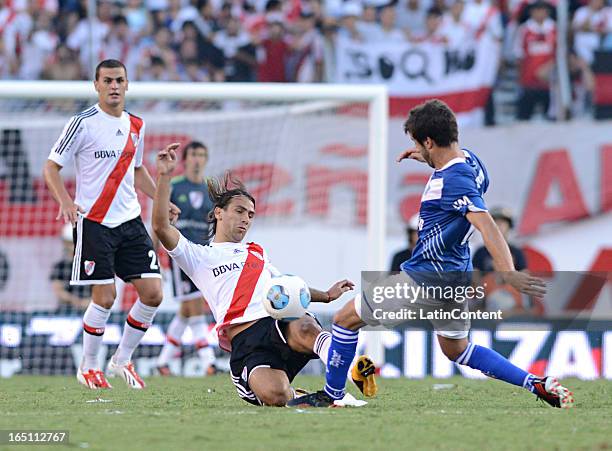 Leonardo Ponzio of River Plate controls the ball during a match between River Plate and Velez as part of the Torneo Final 2013 at the Antonio...