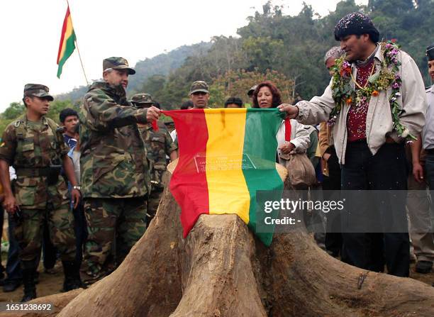 El presidente de Bolivia Evo Morales , junto a representantes de las Fuerzas Armadas, coloca una bandera nacional -simbólicamente- al dar inicio a la...