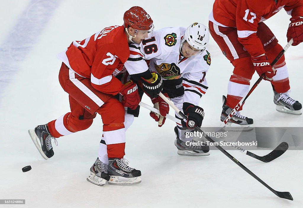 Chicago Blackhawks v Detroit Red Wings