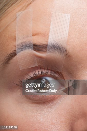 Plano aproximado de mulher s eye taped abrir Plano aproximado de mulher s eye taped abrir