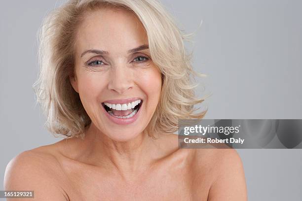 retrato de mujer sonriente chested expuesto - beautiful bare women fotografías e imágenes de stock