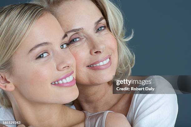 primer plano sonriendo retrato de madre e hija, que abrazan - madre e hija belleza fotografías e imágenes de stock